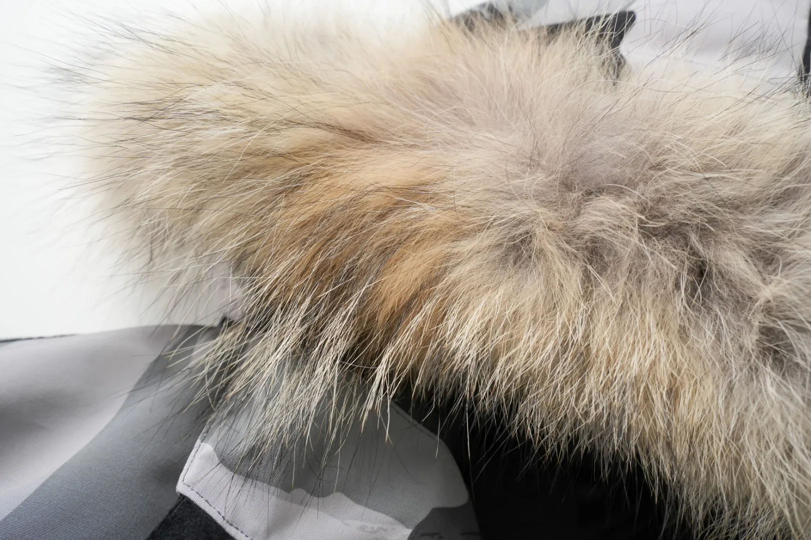 P780 Floor plan. Photographed at home. Colleagues please do not pass it off as a stolen picture! Style number: Y60-🇨🇦CANADA GOOES 24 new styles 08 styles/couple styles Factory direct supply: supplying global purchasing agents, micro-businesses, entities, Tmall, high-end stalls and studio cooperation, free shipping! Canada Goose Expedition Parka 2008 is the same style for men and women. It is mid-length and the most timeless classic. All Arctic and Antarctic scientific expedition teams choose Canada Goose as their cold-proof equipment. It is the Rolls-Royce of down jackets. ➖ Industry-leading anti-counterfeiting chip sensing. ➖ Imported Behringer embroidery machines and customized embroidery labels, the highest level and industry leading. ➖ Imported Korean 21-count polyester-cotton blended original fabric, TC85 waterproof coated fabric, water-repellent, windproof and wear-resistant. ➖ The new national standard 80 white duck down is filled with an average of 520 grams of down. The amount of down filled is industry-leading. ➖ 100% nylon lining with double double-layer sealing design to prevent velvet running, and seamless thread design on the cuffs! ➖ Western Canadian Green Wolf Collar. ➖ Yoshida YKK provides original factory-customized electroplated sliders. YKK two-way lockable zippers are tight and smooth and do not peel off paint. ➖ 3M composite Velcro is durable and the accessories and hardware are all custom-made. Note: Our copywriting is only simple and clear. Instead of bragging about the copywriting, it is better to compare and understand with samples. Only for the purest goose, the most dedicated, the most professional, the highest quality, the highest cost performance! Color: white red blue gray camouflage navy black SIZE:XS-XXL